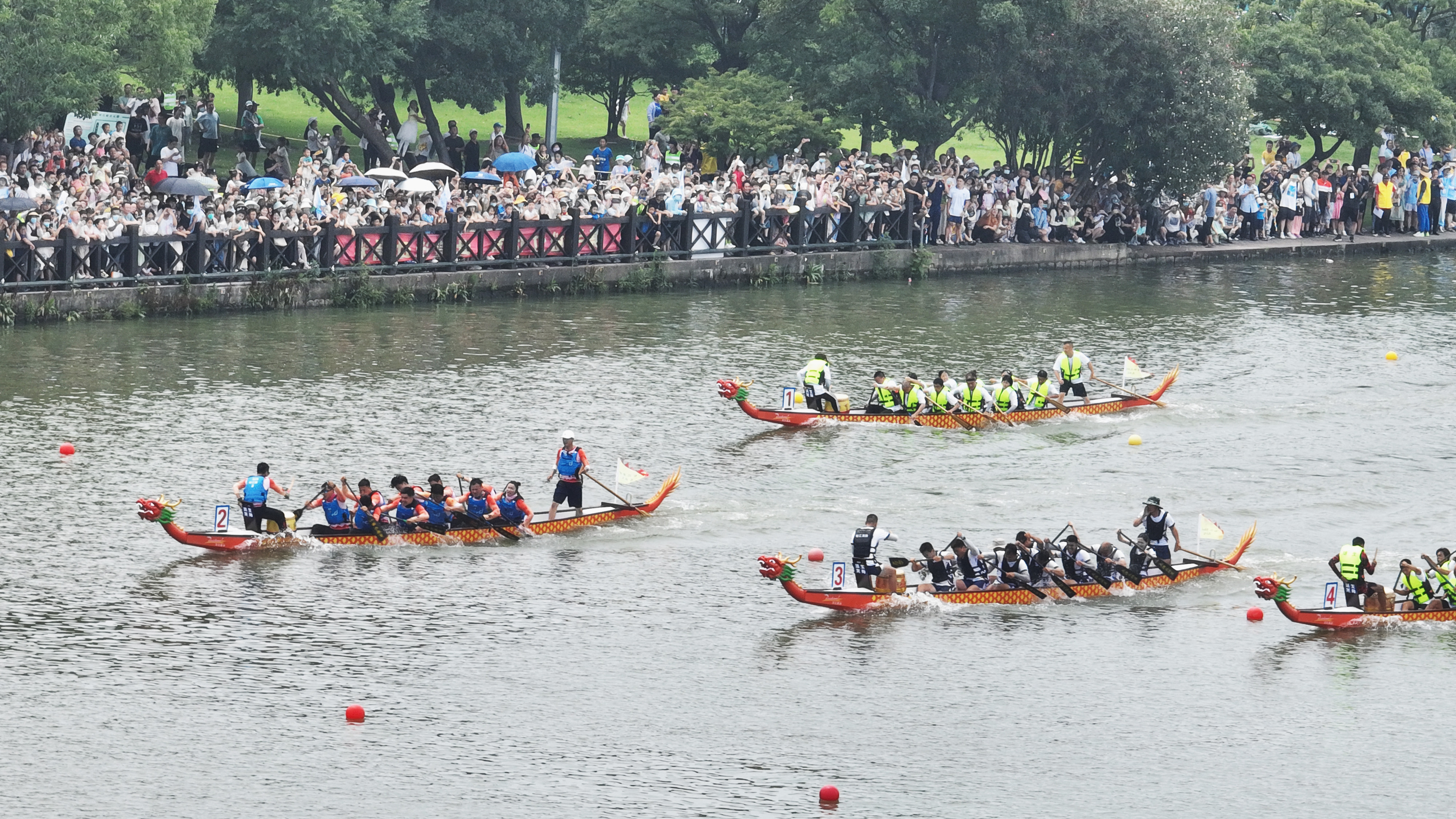 百舸争流,千舟竞渡!松江市民到华亭湖畔为龙舟赛参赛选手加油喝彩