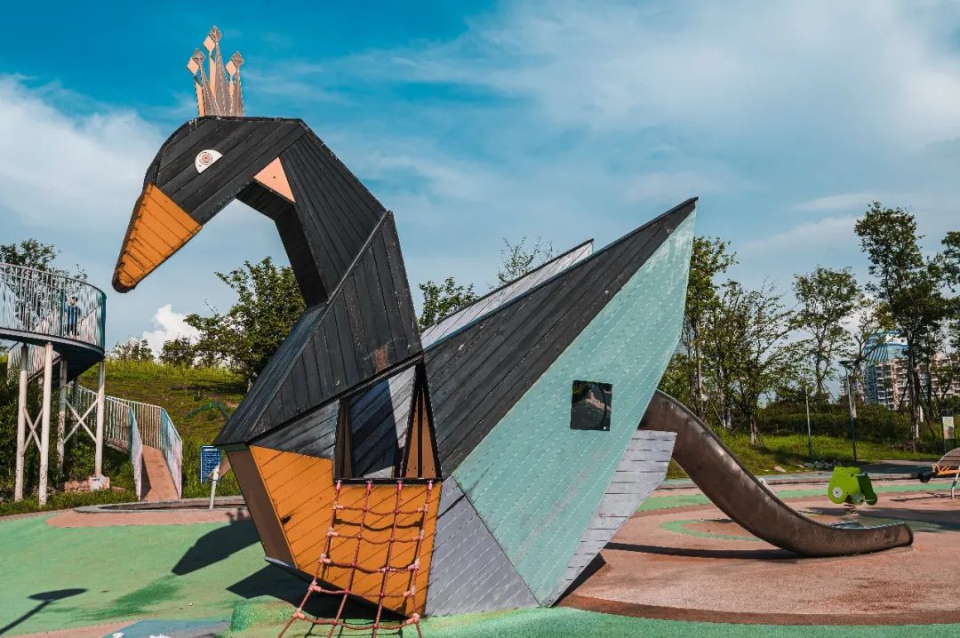 桂溪生态公园里的艺术装置和娱乐休闲场地.