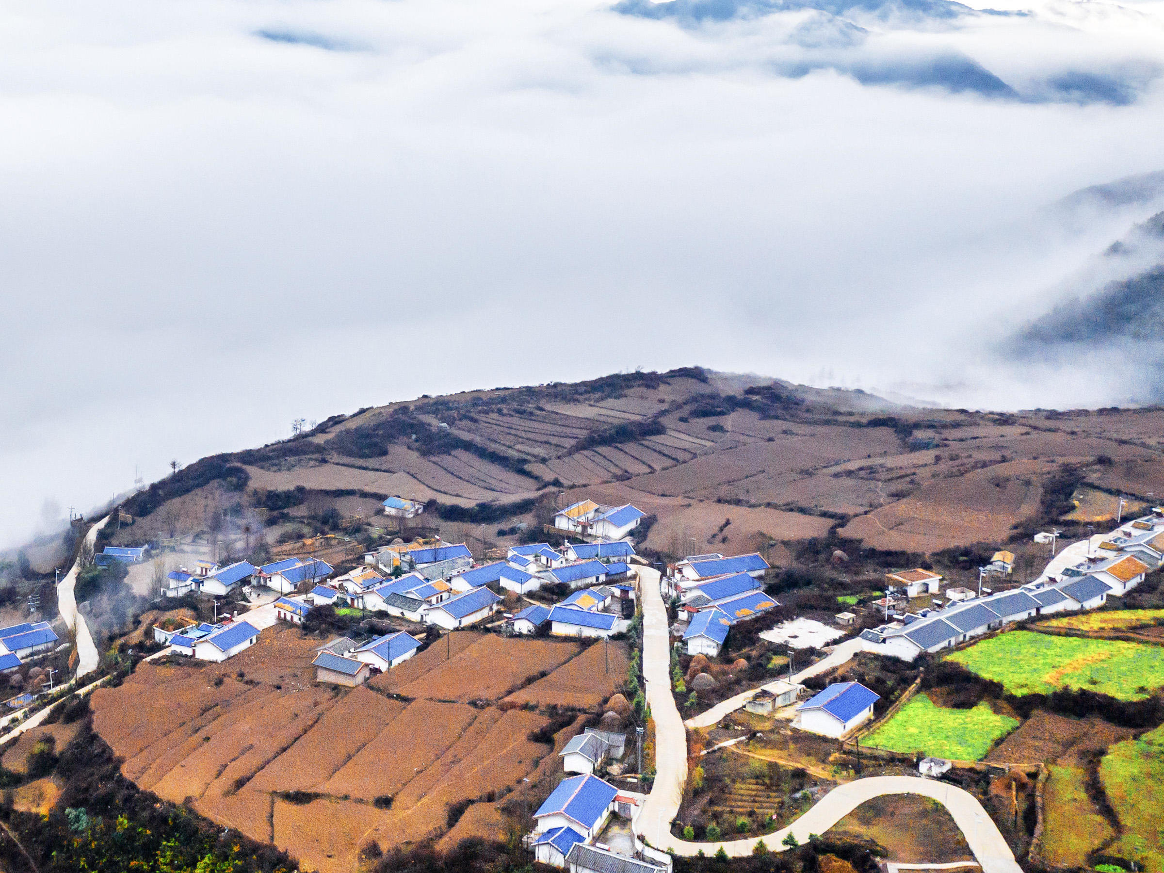 镜头下的大凉山:凉山的乡村路