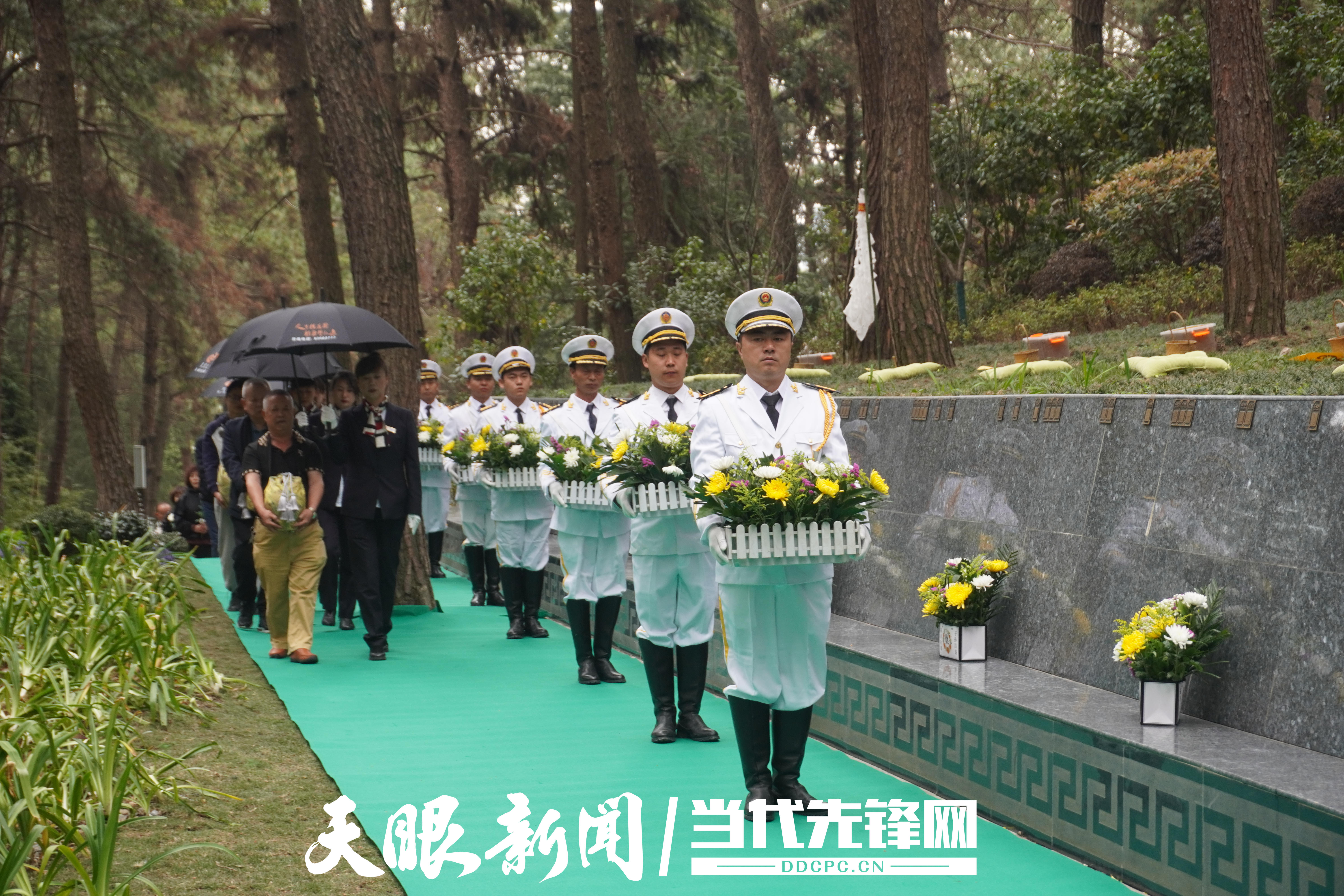 9位逝者回归自然|贵阳凤凰山公墓举行节地生态集中安葬仪式