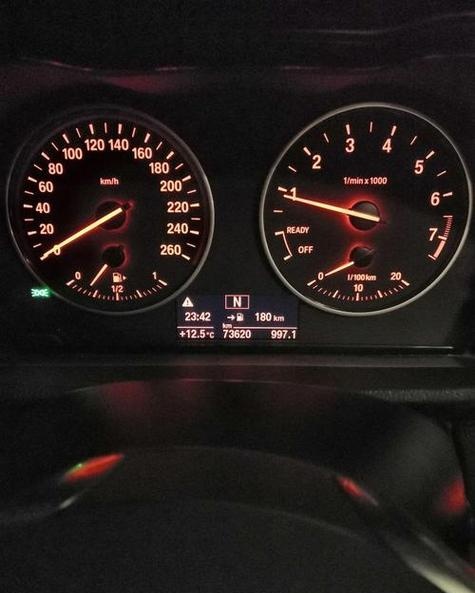 宝马车机油灯亮还能跑多久?