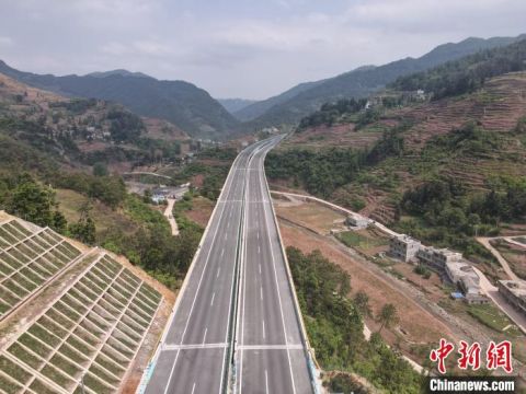 贵州:镇赫高速公路建成通车