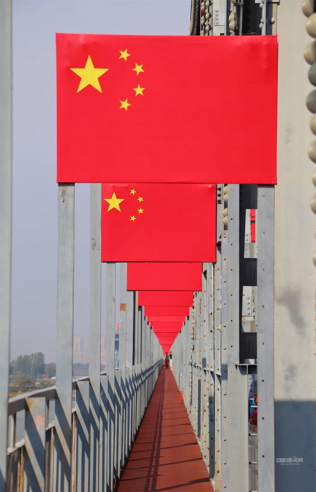 披600面国旗,挑128个红灯笼,百年滨洲铁路桥再度变身"国旗桥"