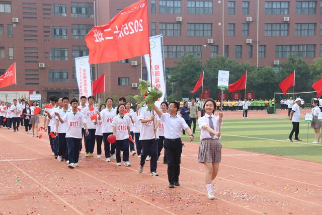 筑梦拼搏赛场,共享美好生活——渭南市杜桥中学第52届田径运动会开幕