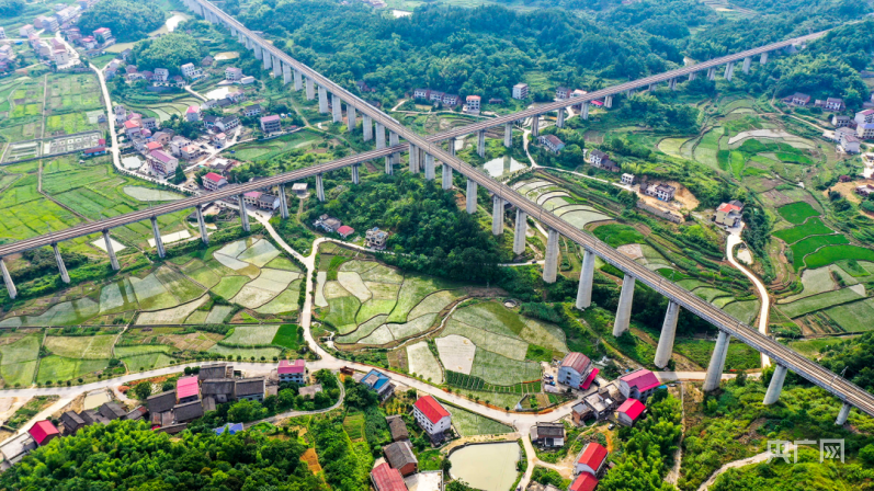 振兴"湘"村|"湖南省最美农村路"通往村民家门口