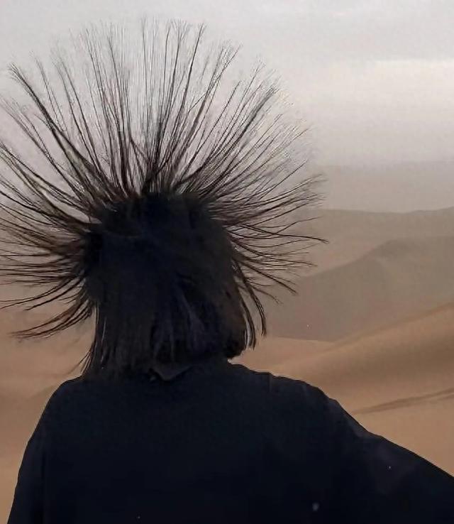 吐鲁番游客头发竖起来像刺猬,专家说雷击的预兆,怎么办?