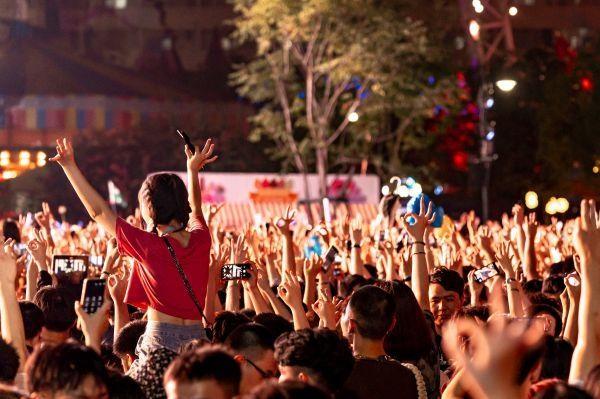 音乐点亮武汉夏夜,欢乐谷夜场10天超8万人打卡