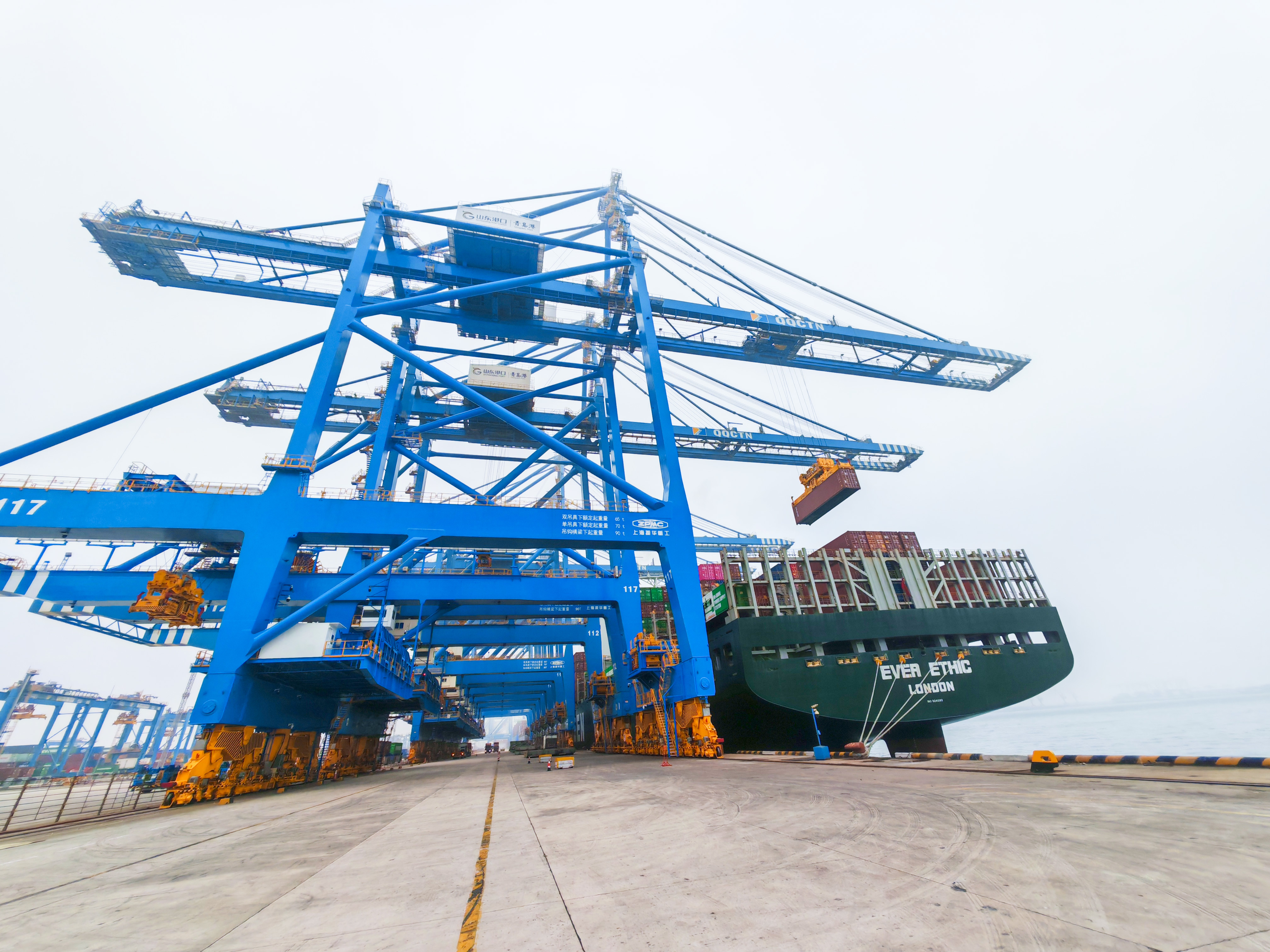 山东港口青岛港再创自动化桥吊调试新纪录