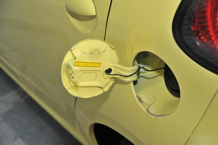 吉利熊猫油箱盖弹不开