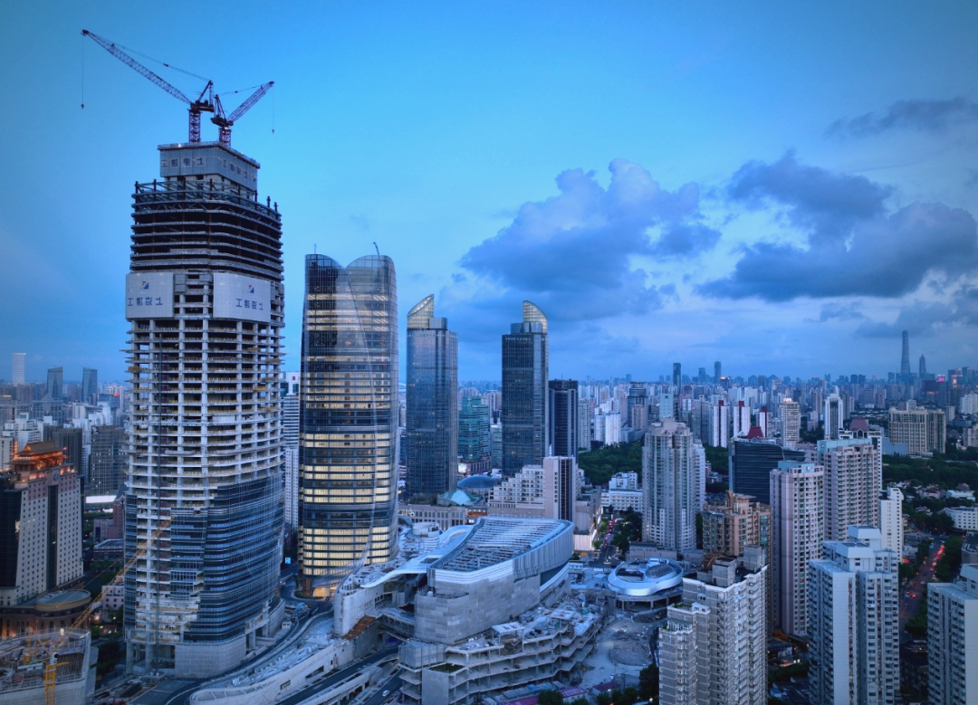 徐家汇中心t2塔楼顺利封顶,成为浦西新地标