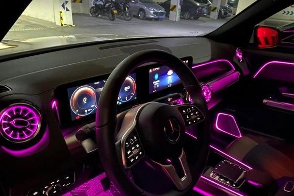 20几万的奔驰glb氛围灯256色,女朋友上车就沦陷了