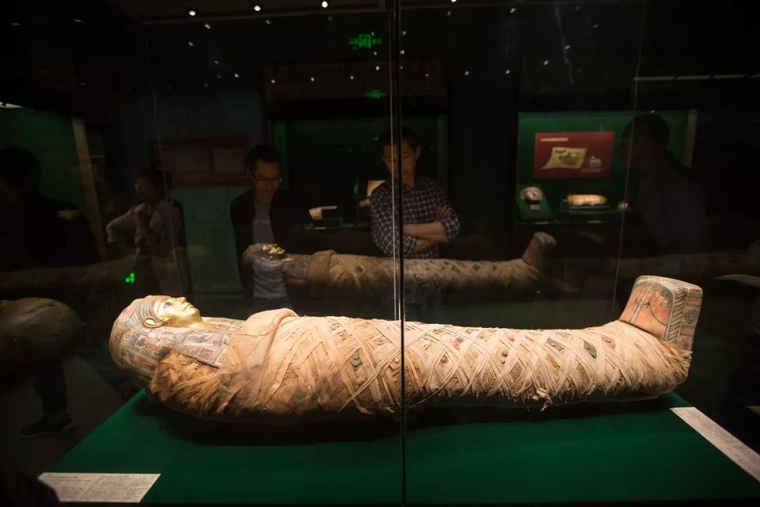 珠穆朗玛峰上温度极低,适合保存尸体,那在上面能看到古人吗?