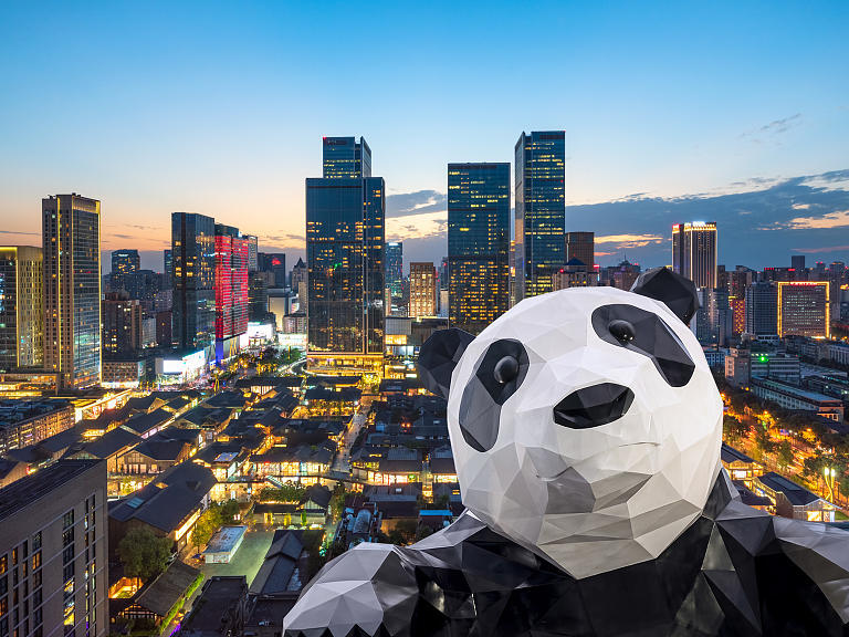 从车等人到人等车 成都熊猫爬墙下,游客长队排起来丨蜀地烟火气