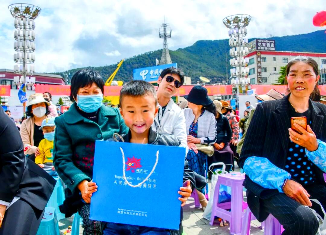 林芝旅游节开幕:八一大街的狂欢盛宴