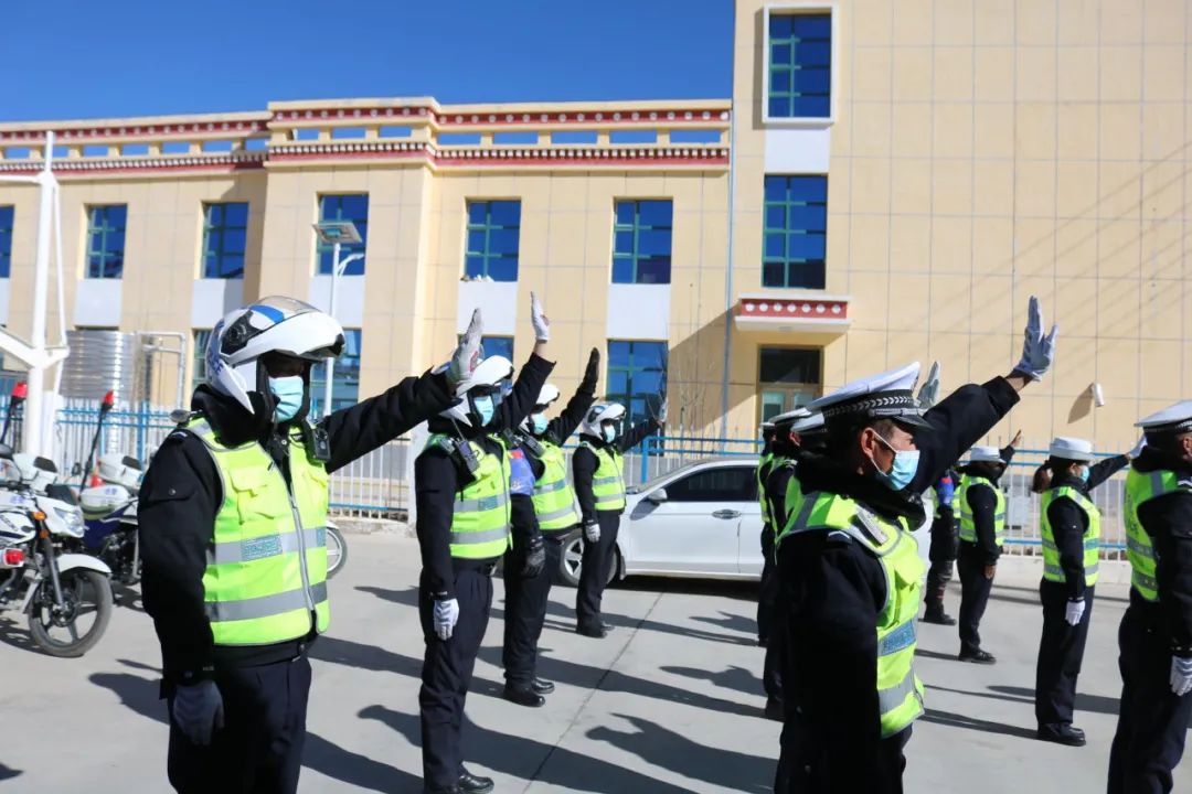 交警靠边停车图片