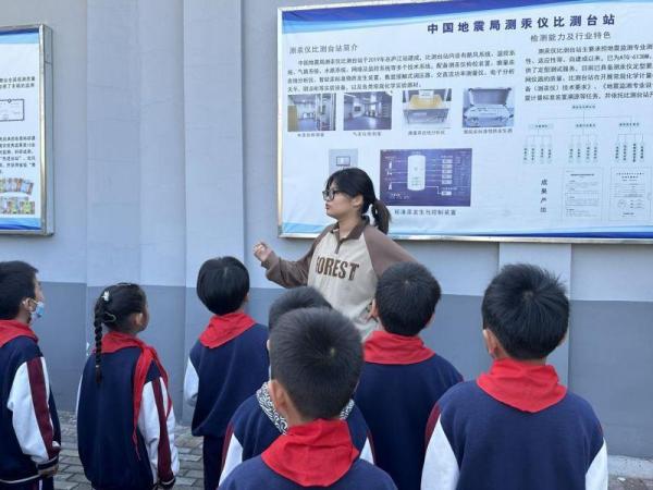 庐江县城东小学组织学生参观地震监测站,提高防震减灾意识