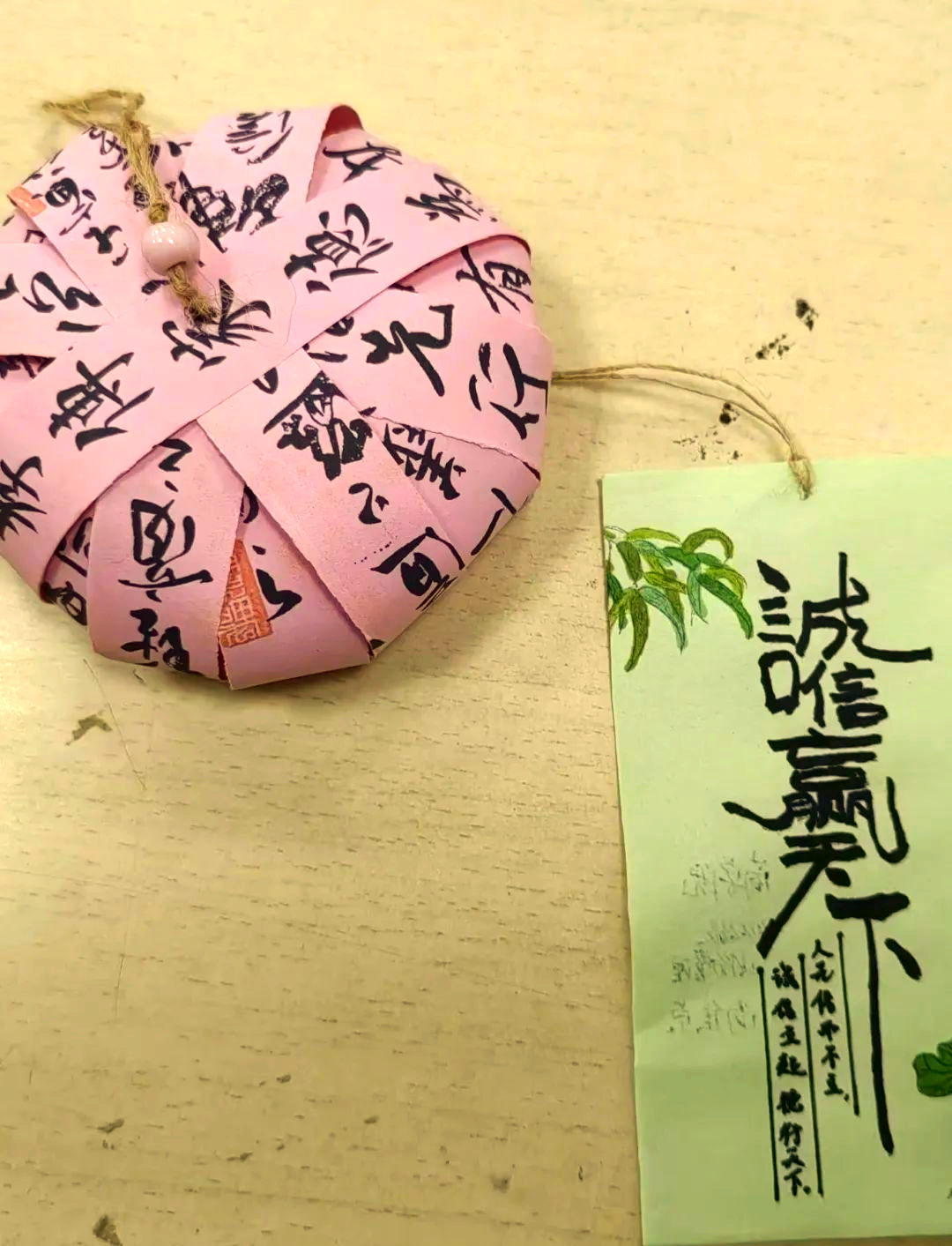 商学院举办"践行诚信,点亮人生"书签制作活动