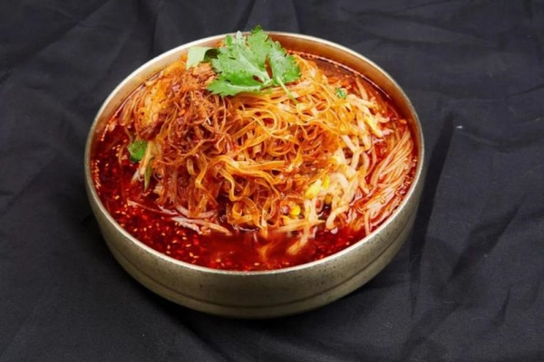 拌冷面是朝鲜族的传统美食之一,也是韩国料理中的代表性食品之一