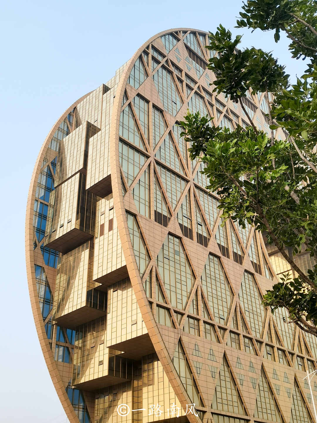 广州有两座"奇怪"的建筑,一座像甜甜圈,一座像没叠好的棉被