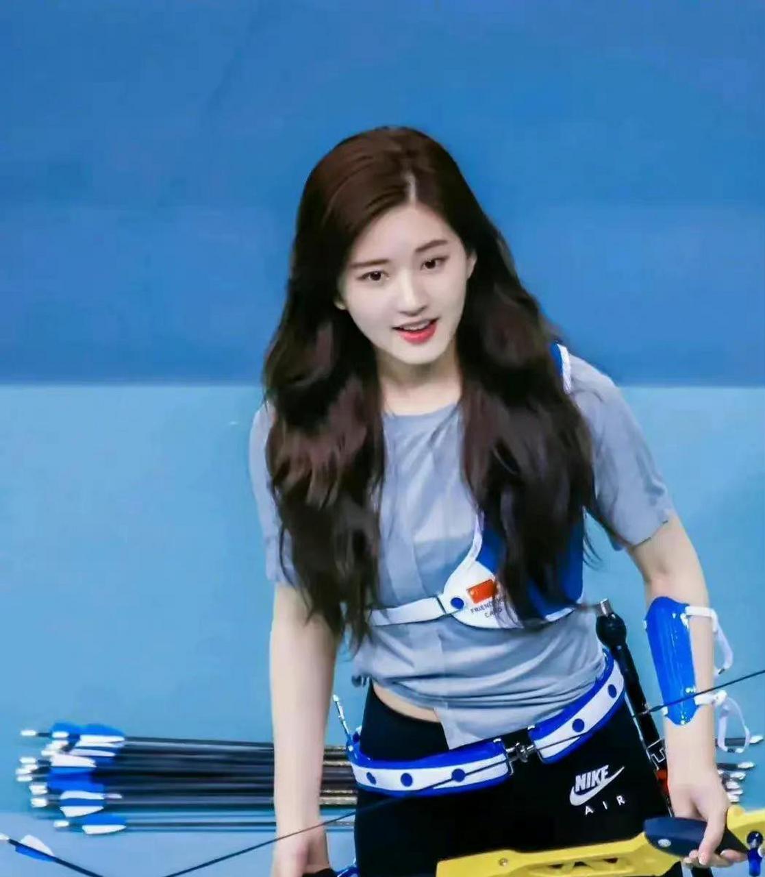 赵露思当初参加射箭比赛时候真好看,又瘦又清纯,还有点青涩.