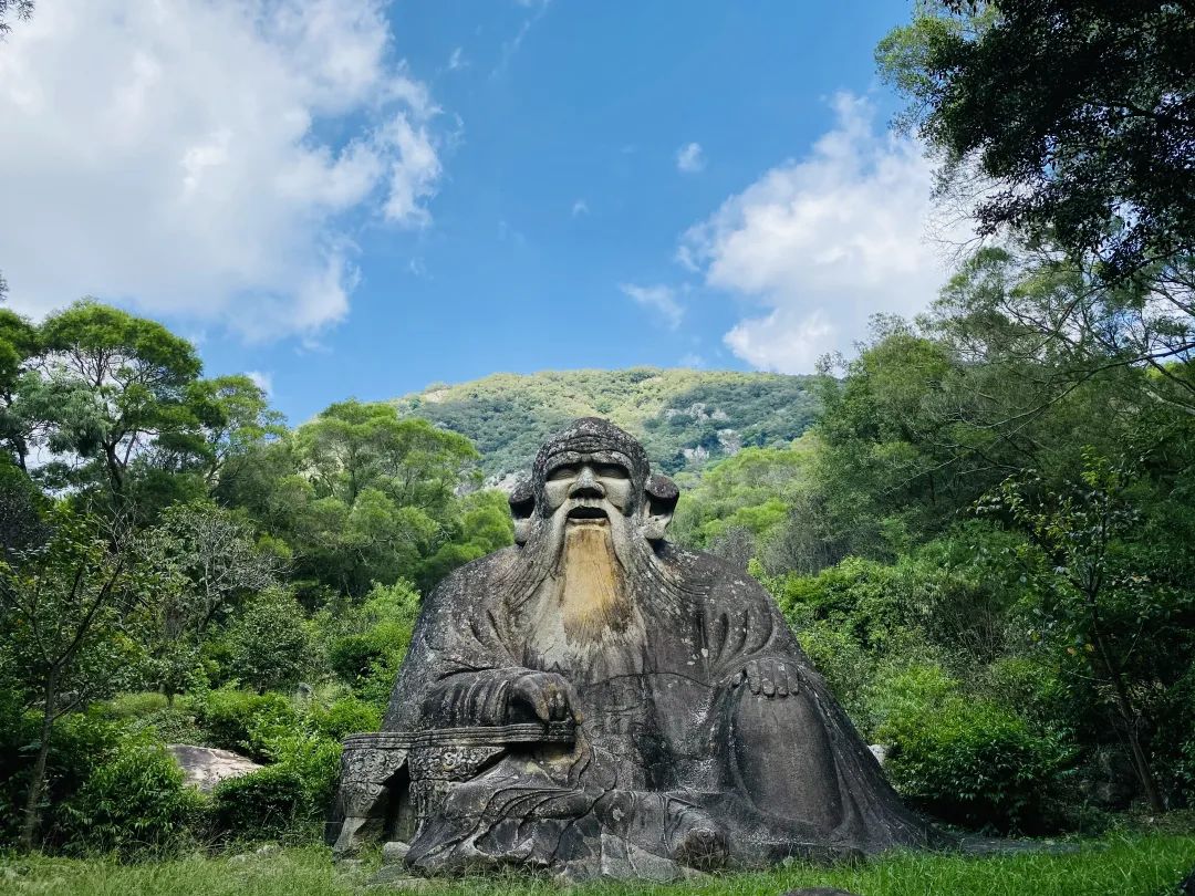 九日山祈风石刻,是研究我国古代海外交通史和书法艺术的珍贵资料;郑和