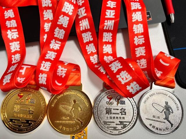 4名深圳少年,站上世界跳绳锦标赛冠军领奖台!