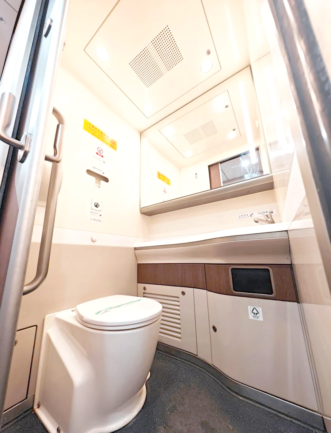动车组卫生间使用全攻略:种类,标识与清洁