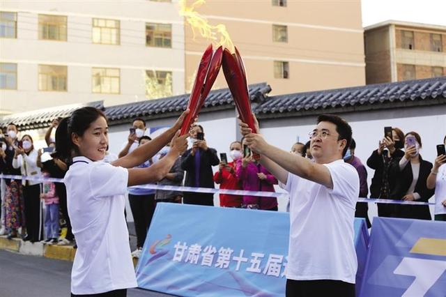 聖火穿越母親河 甘肅省十五運會火炬傳遞蘭州市起跑儀式昨日舉行