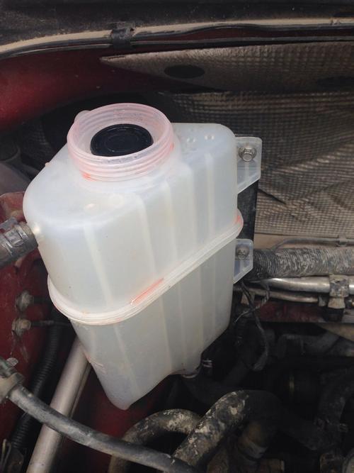 汽车副水箱吐水有几种解决办法?