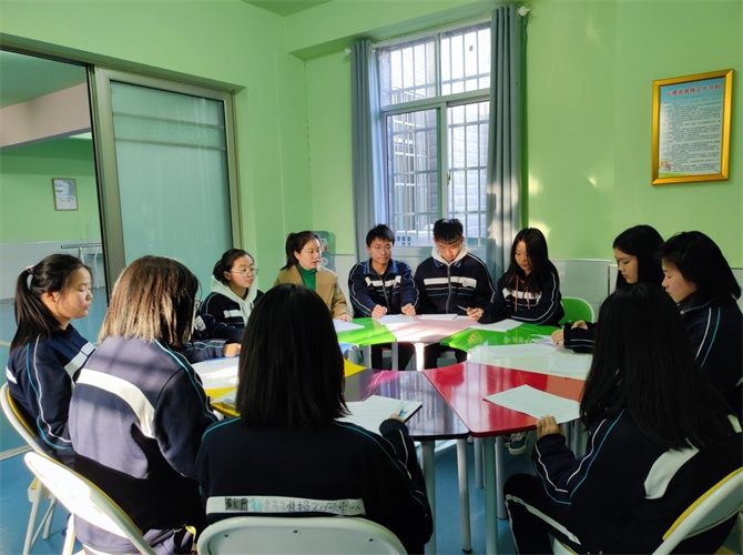 沅江三中:开展家长心理健康教育讲座,为高三学子冲刺高考合力护航