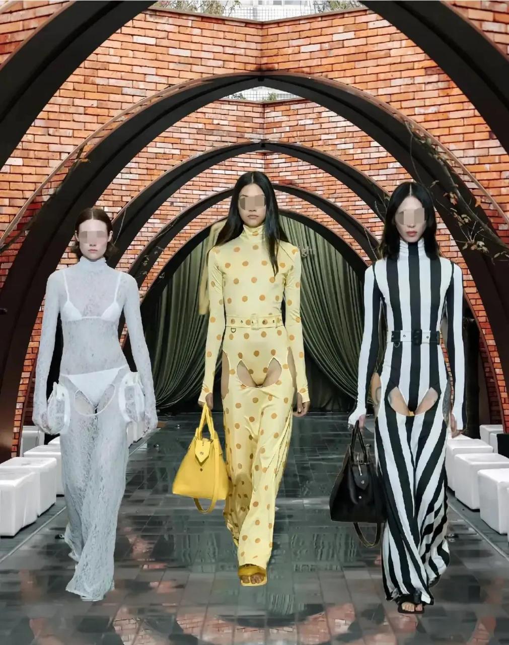 "在巴宝丽2023年春夏大秀上,一件极为突出的服饰,让观众们看后都直呼