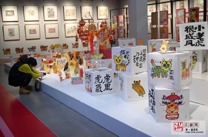 赏萌虎迎虎年杭州这个艺术作品展吸引众多目光