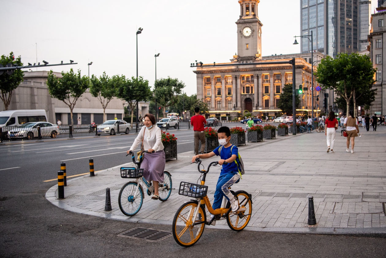 慢生活消费在武汉沿江大道越来越火,街道空间与历史建筑串成"城市客厅