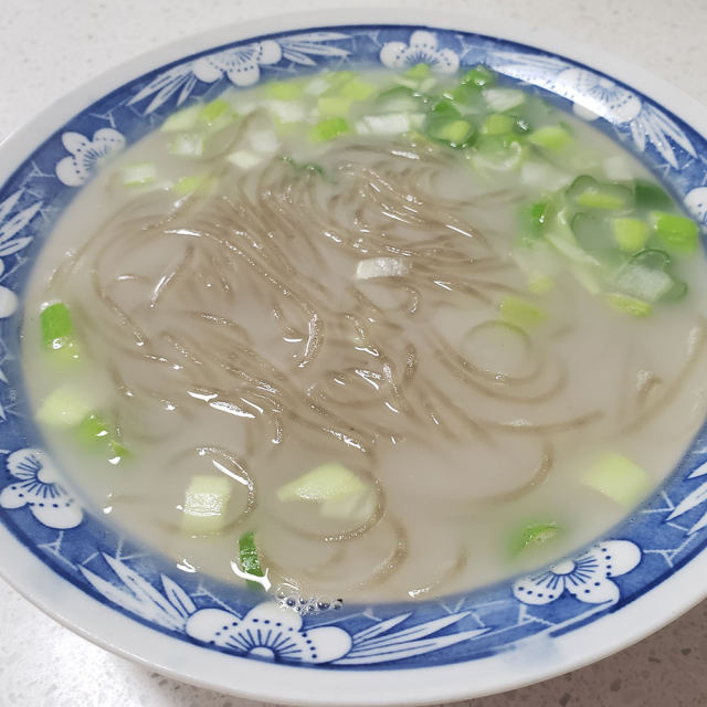 鲫鱼粉汤,汤多汁浓,味道鲜美