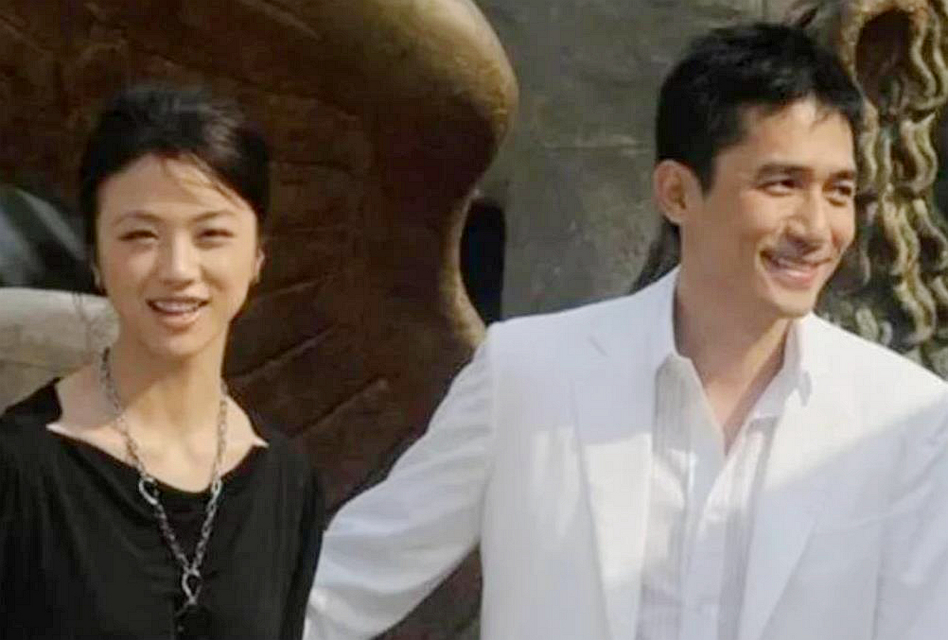 2007年,汤唯与梁朝伟出席某活动合影,站在一起十分养眼.
