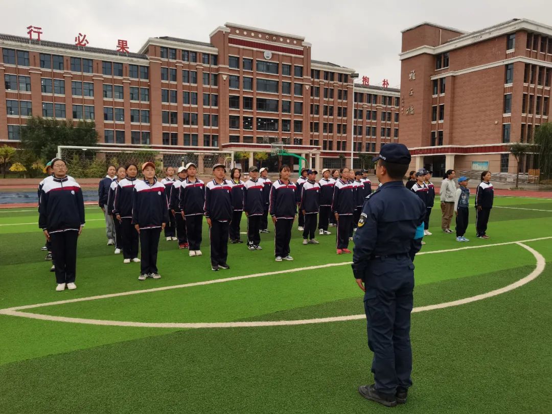 部门动态丨特警支队赴果洛中学军训教官组织开展"学百年党史,听特警