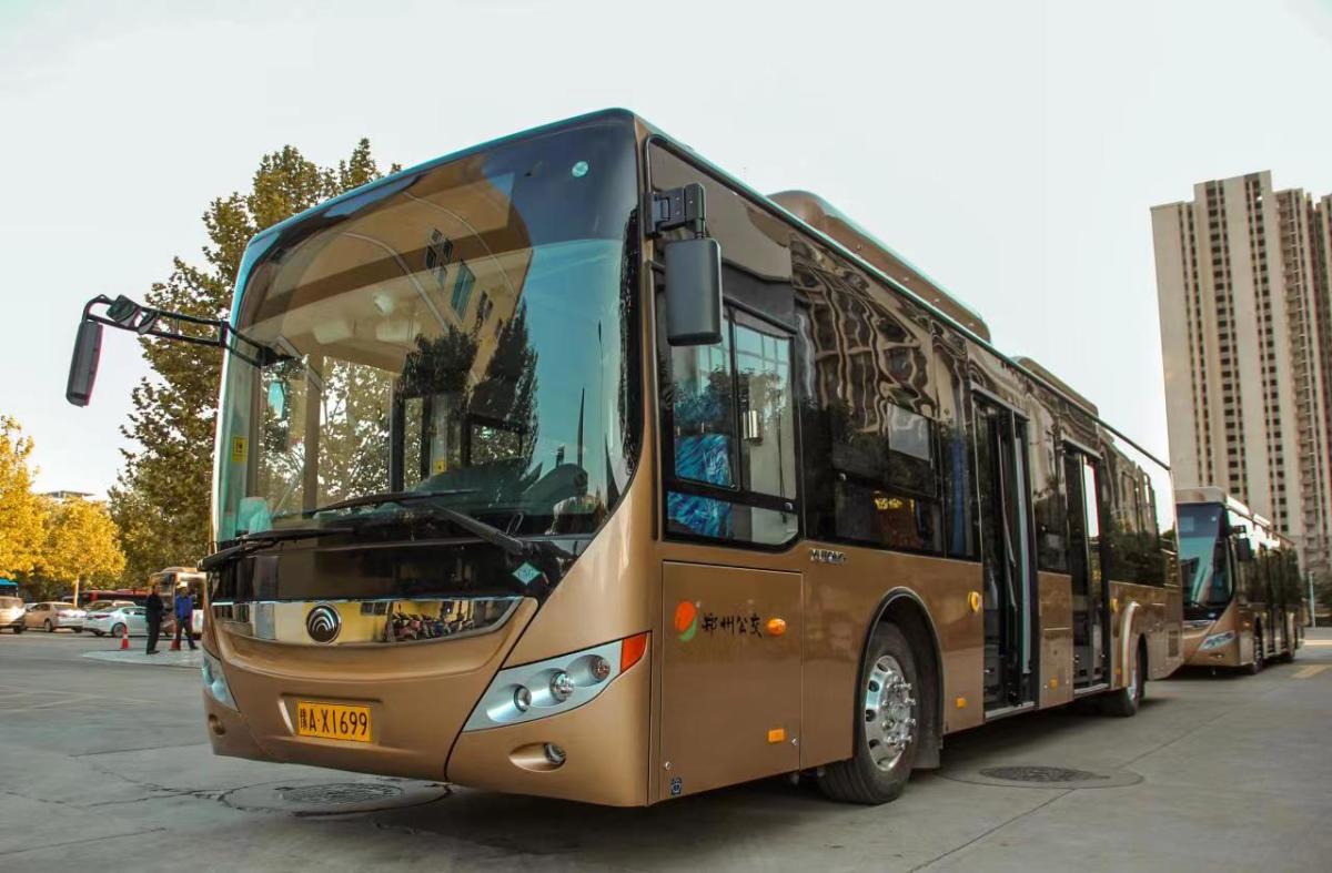 郑州1路公交换新装,亮相郑州街头