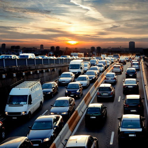 在拥堵的城市道路开车,手动挡车如何跟车,是半联动还是带挡行驶