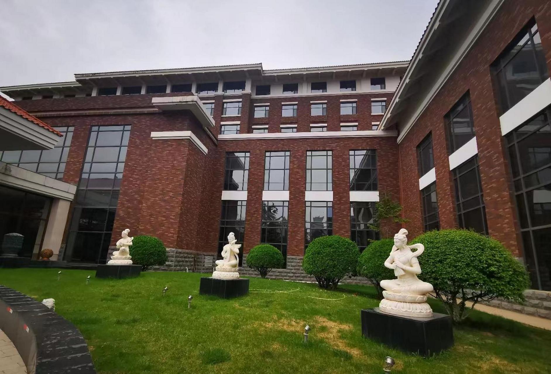 宁卧庄上施雨露,牡丹亭外丝绸路. 仙女琵琶为谁弹,鼓瑟吹笙金城步.