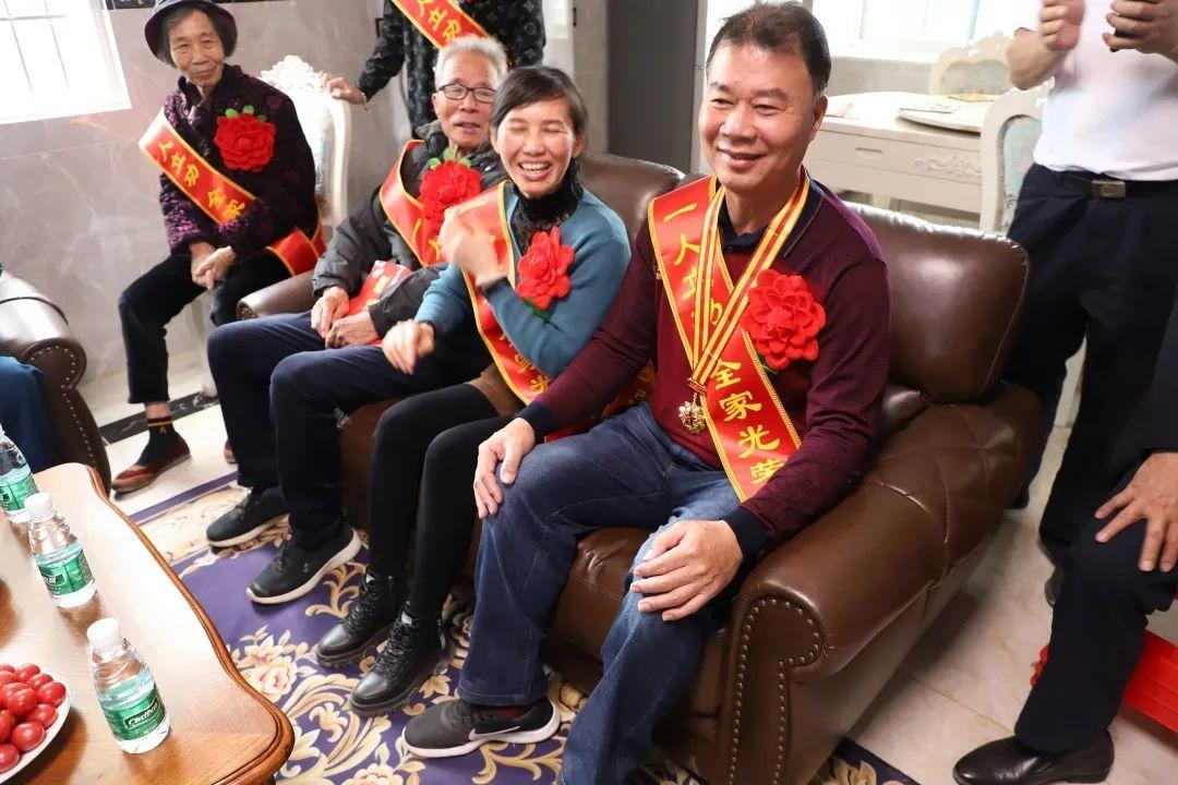 骄傲!湛江军地联动为一等功臣谢伟略家庭送喜报