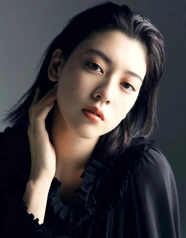 日本女艺人三吉彩花
