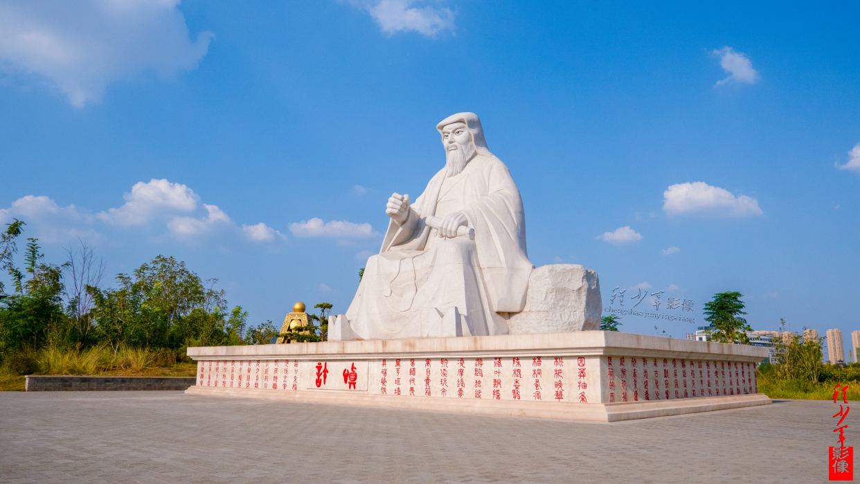 赣州汉字公园:汉字鼎和许慎塑像一一甲骨文与"字圣"的不期而遇