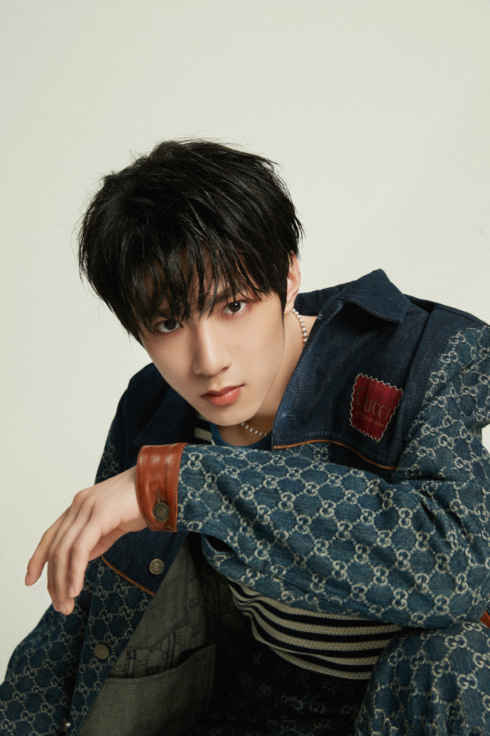 刘耀文牛仔装gucci大片公开 这腿这身高这比例得有两米起步了