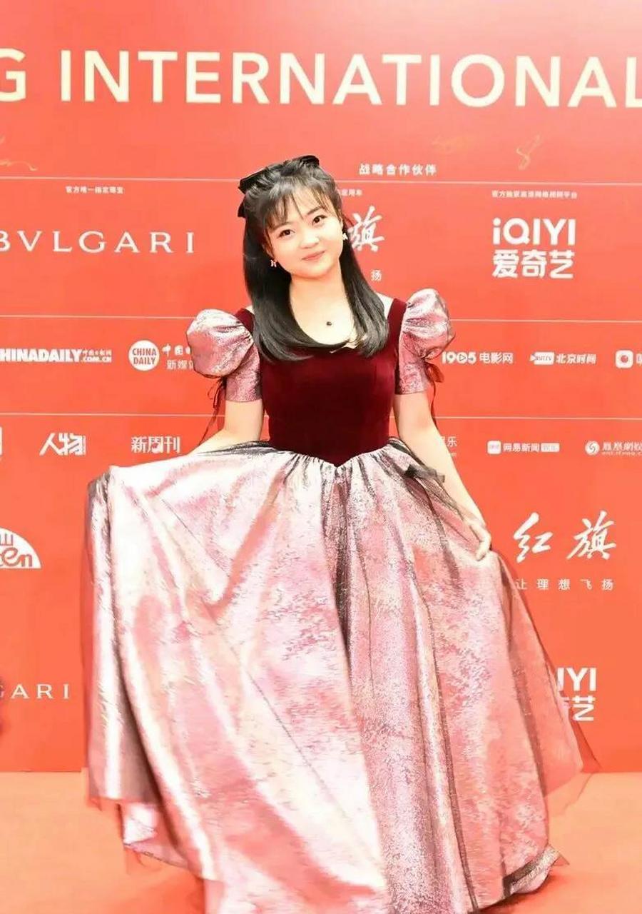 林妙可,小时候多漂亮,一身红裙从容淡定的站在舞台中央,惊艳了全国