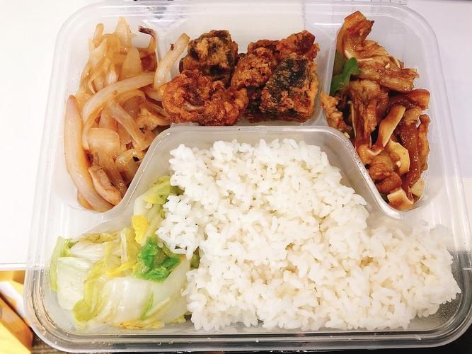 山东淄博 慈祥的阿姨在马路边卖5元盒饭