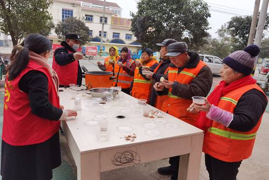 东海县平明镇:开展"爱心腊八粥,情暖环卫工"活动