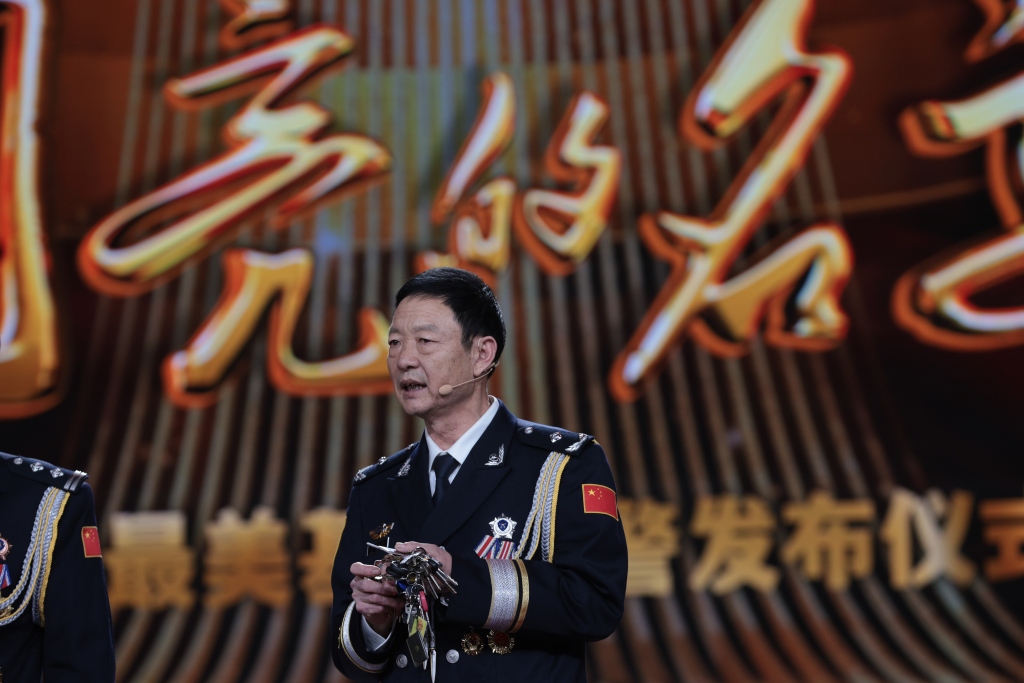 他用钥匙打开的不仅是困难群众的家门……黄渤为全国"最美基层民警"马