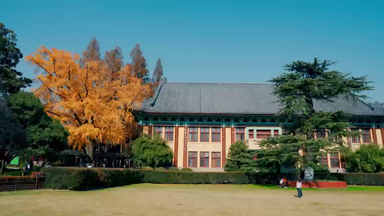 南京师范大学金陵女子学院举办"指尖传非遗,心韵庆百十"非遗剪纸主题