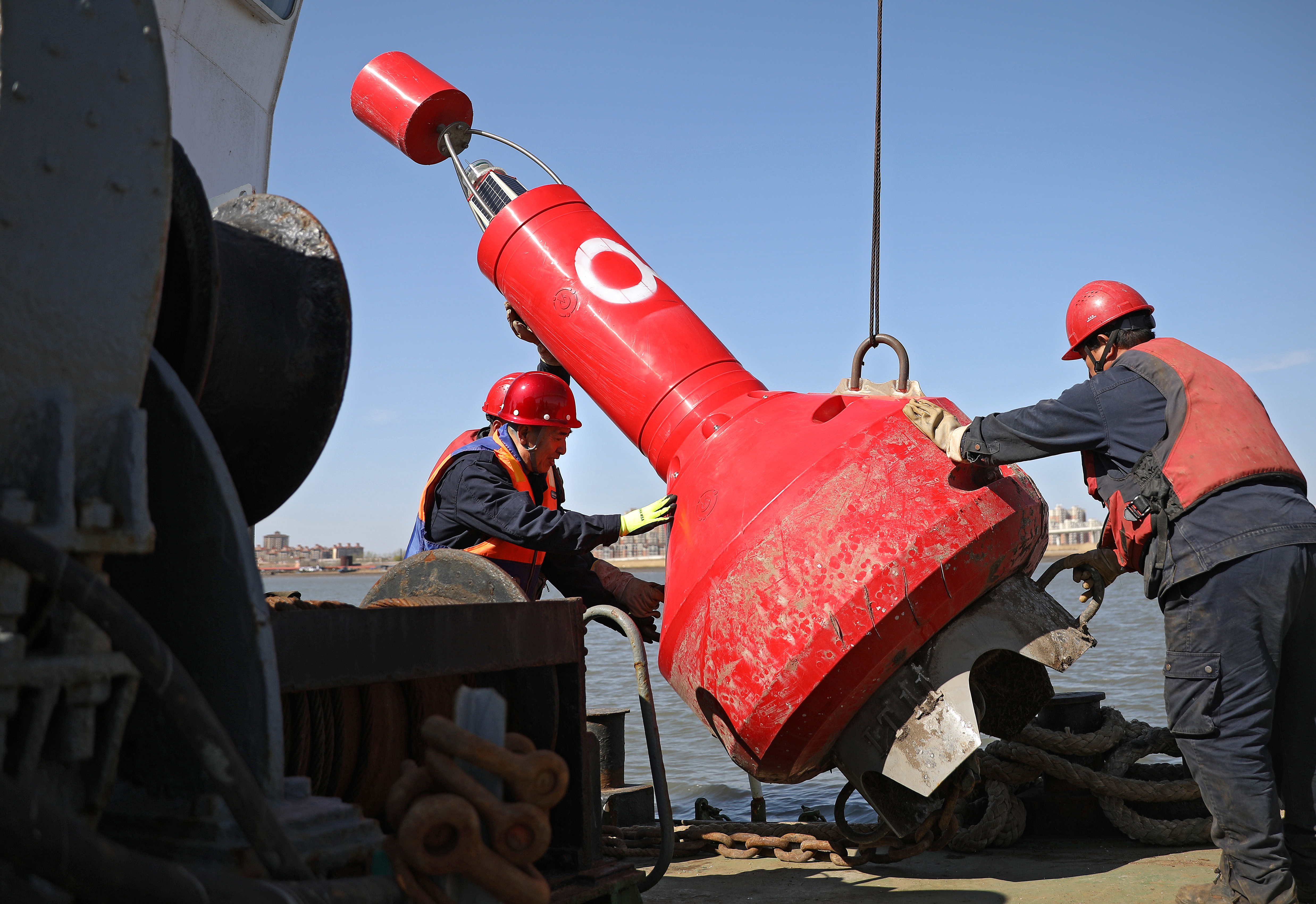 图片故事丨我为航标换"春装"——航标工老王退休前的最后一次换标