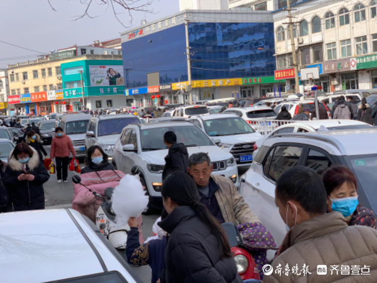 臘月二十六仲宮大集,宏福路上來趕集的車擠滿了